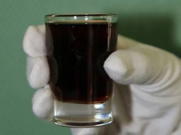 Gläser in einer Hand. 